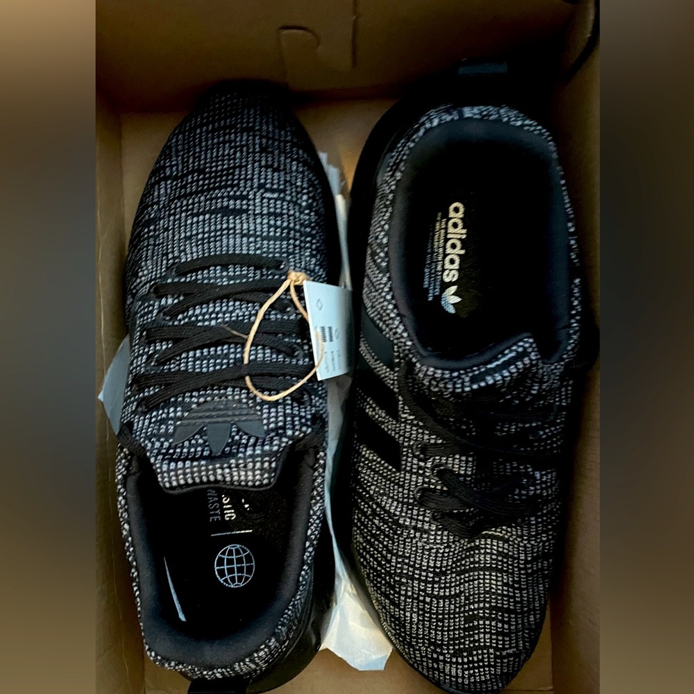 Boys Adidas Swift Run sneakers NIB NWT sz 6